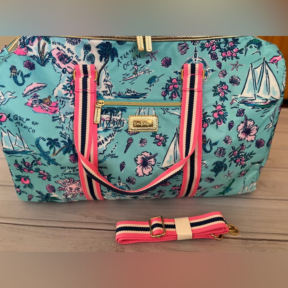 Lilly Pulitzer Amalfi blue overnight duffle bag with removable shoulder strap. - Picture 7 of 11